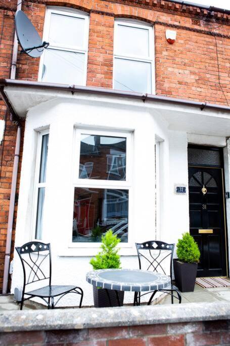 Cheerful 2 Bedroom House In The Heart Of Belfast Exterior photo